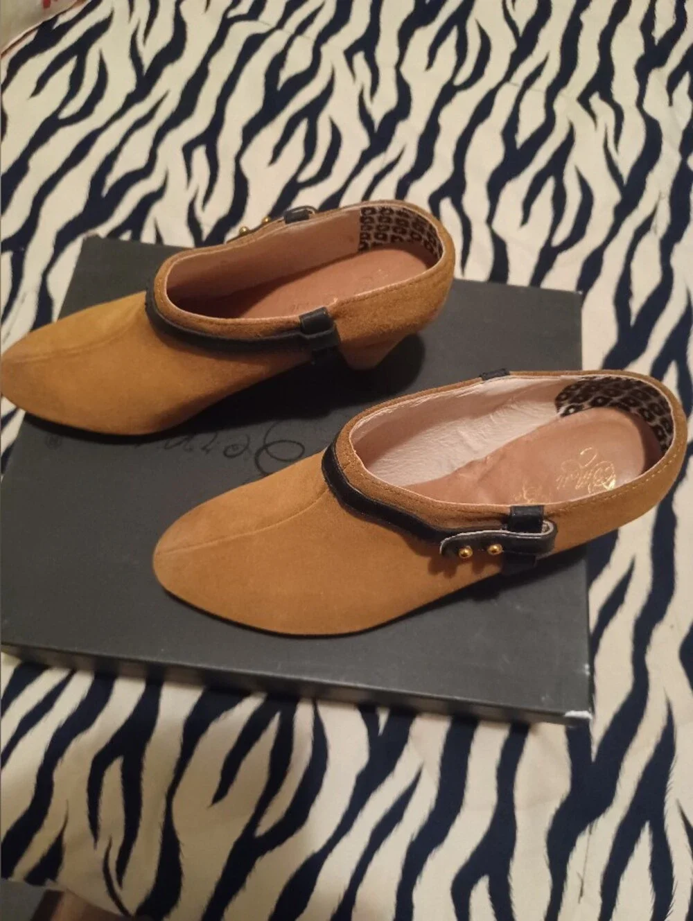 ● Matt Bernson Women's Suede Loafers in Camel Size 6